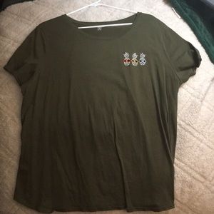 Old navy tee with cool pineapples